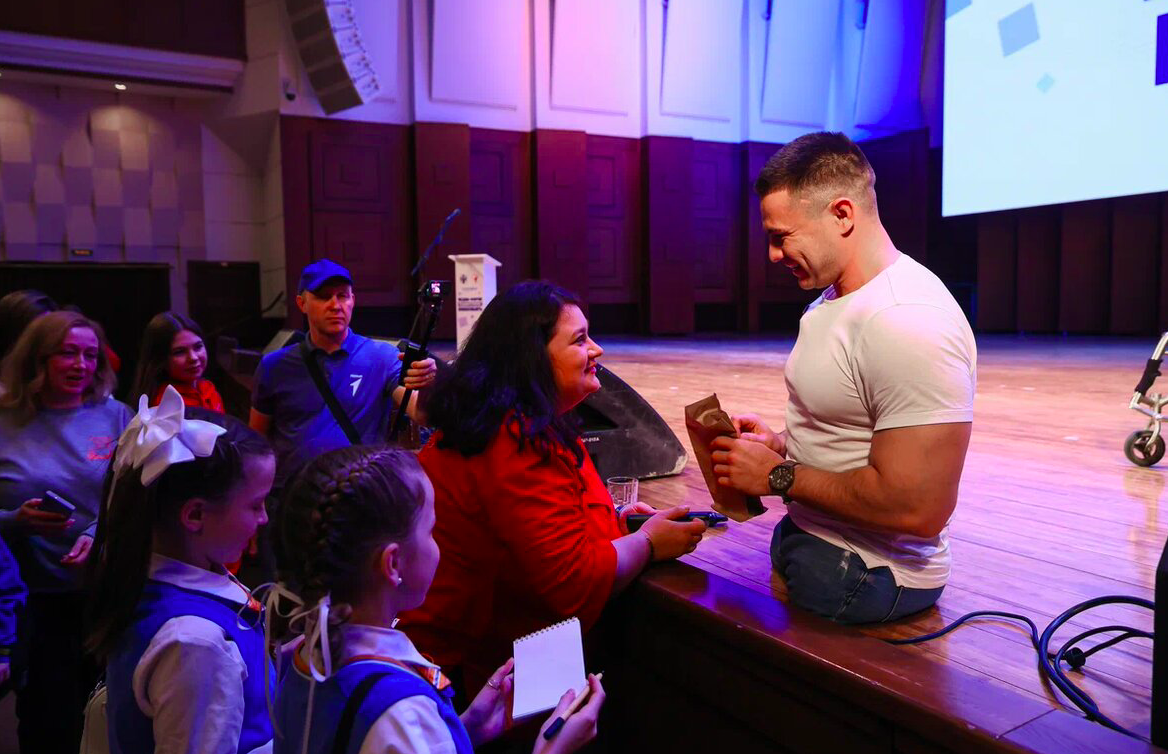 Фото В Новосибирске сотни школьников и студентов выстроились на автограф-сессию с блогером Рустамом Набиевым 2 - Сиб.ФМ Фото В Новосибирске сотни школьников и студентов выстроились на автограф-сессию с блогером Рустамом Набиевым 2